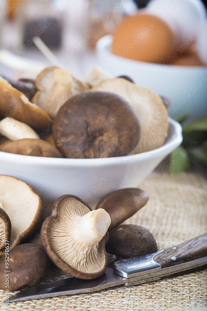 Pleorotus eryngii o setas de cardo con ingredientes para cocinar en la mesa de la cocina Pleorotus eryngii o setas de cardo con ingredientes para cocinar en la mesa de la cocina
