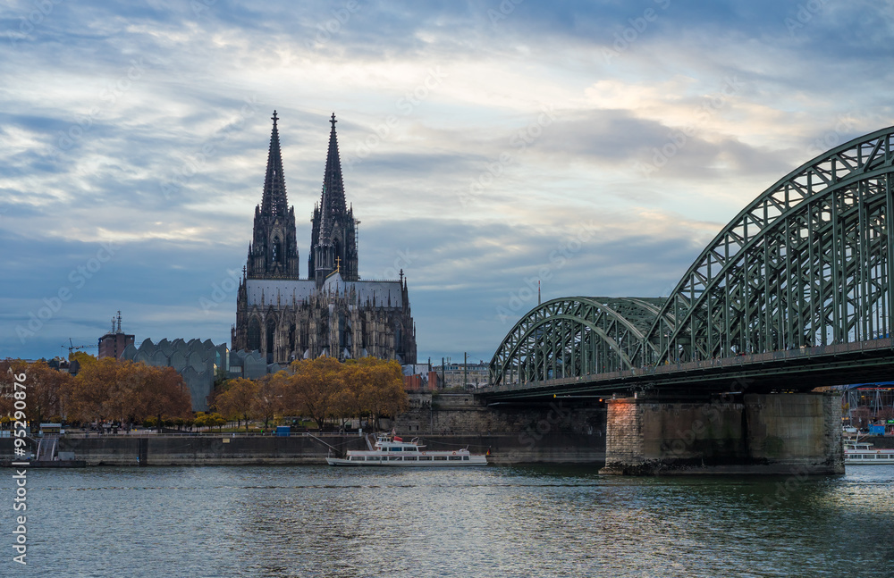 Kölner Dom zur Blauen Stunde