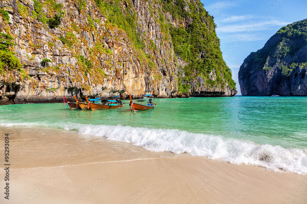Obraz premium The famous beach of Maya on the island of Phi-Phi-Le in Thailand