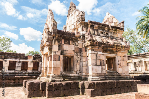 The small castle of Prasat Sadok Kok Thom. © winlyrung