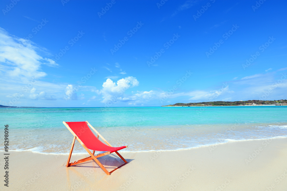沖縄の美しい海とビーチチェア