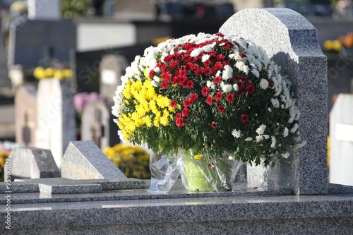 Tombes fleuries au cimetière à la Toussaint