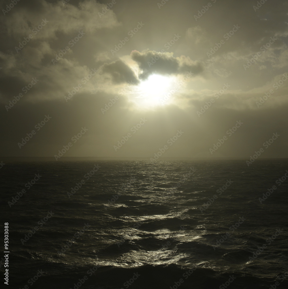 Stürmisches Meer an der Küste von Houmeau Stürmisches Meer an der Küste von Houmeau