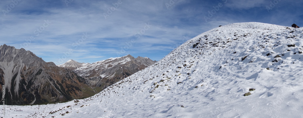 Bergpanorama mit der Kaltenberger Hütte - Vorarlberg - Österreich