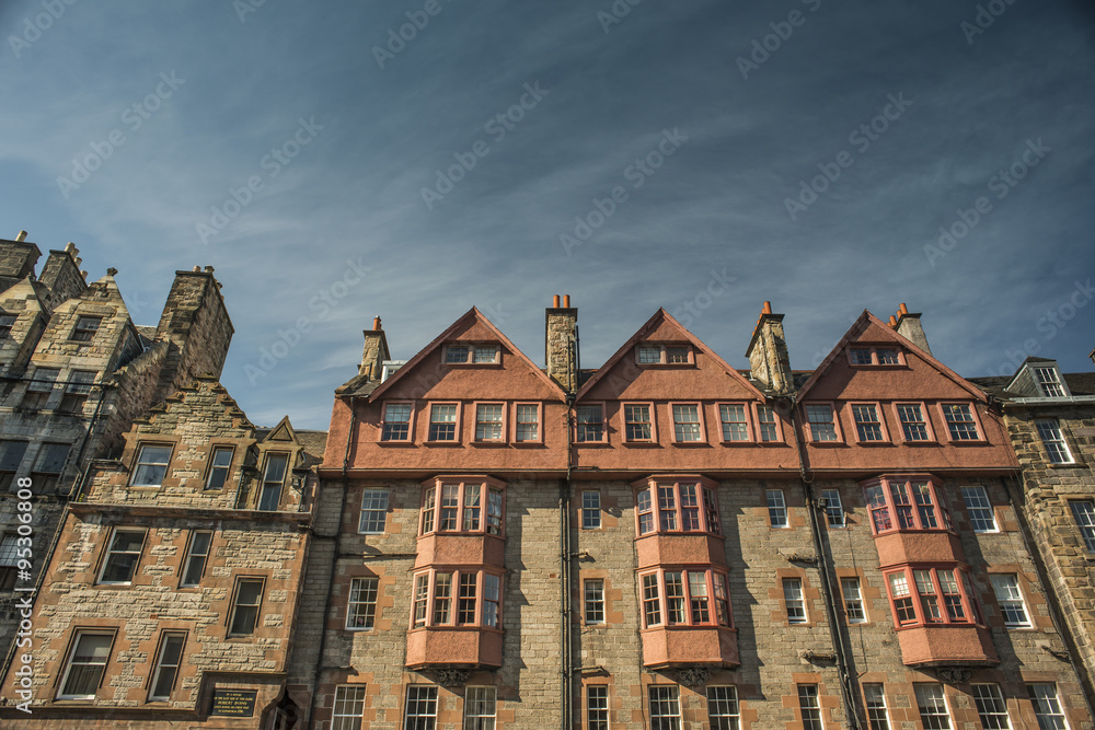Fototapeta premium A view of buildings on Edinburgh's Royal Mile 