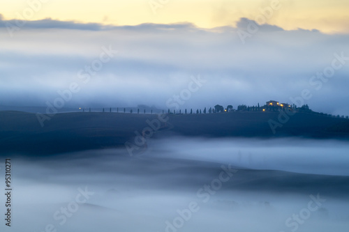 Mgły płynące doliną Val d'Orcia Włochy 