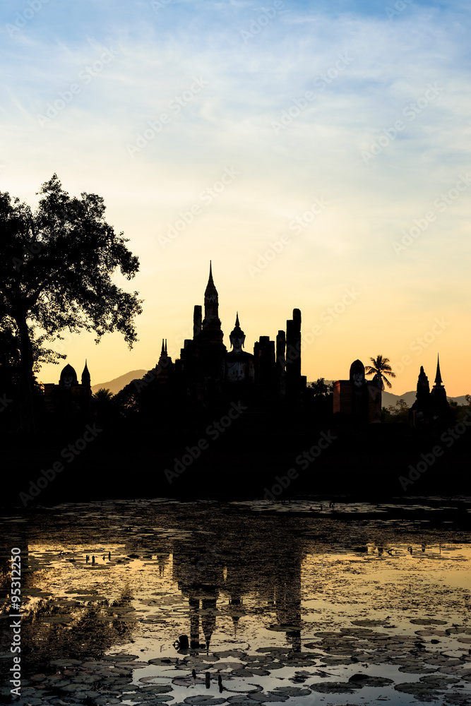 Naklejka premium Wat Maha That at sun set, Shukhothai Historical Park, Thailand