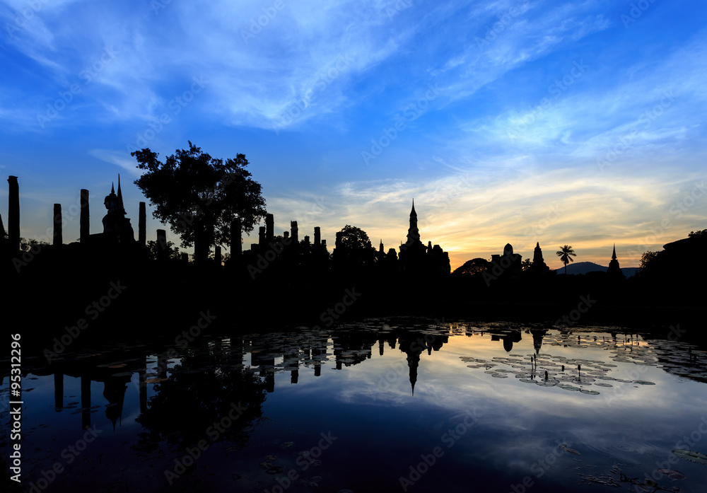 Naklejka premium Wat Maha That at sun set, Shukhothai Historical Park, Thailand