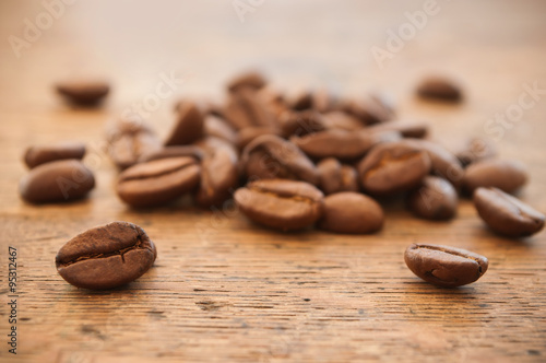 grains de caf   en gros plan sur table en vieux bois