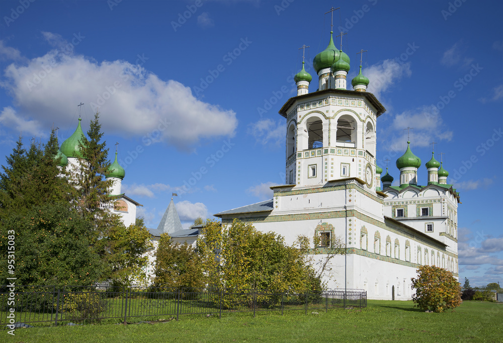 Колокольня и церковь Иоанна Богослова в Николо-Вяжищском монастыре в начале октября. Новгородская область