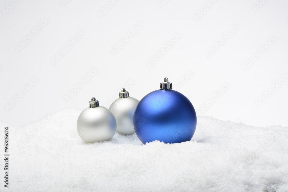 Bolas de navidad en la nieve Bolas de navidad en la nieve