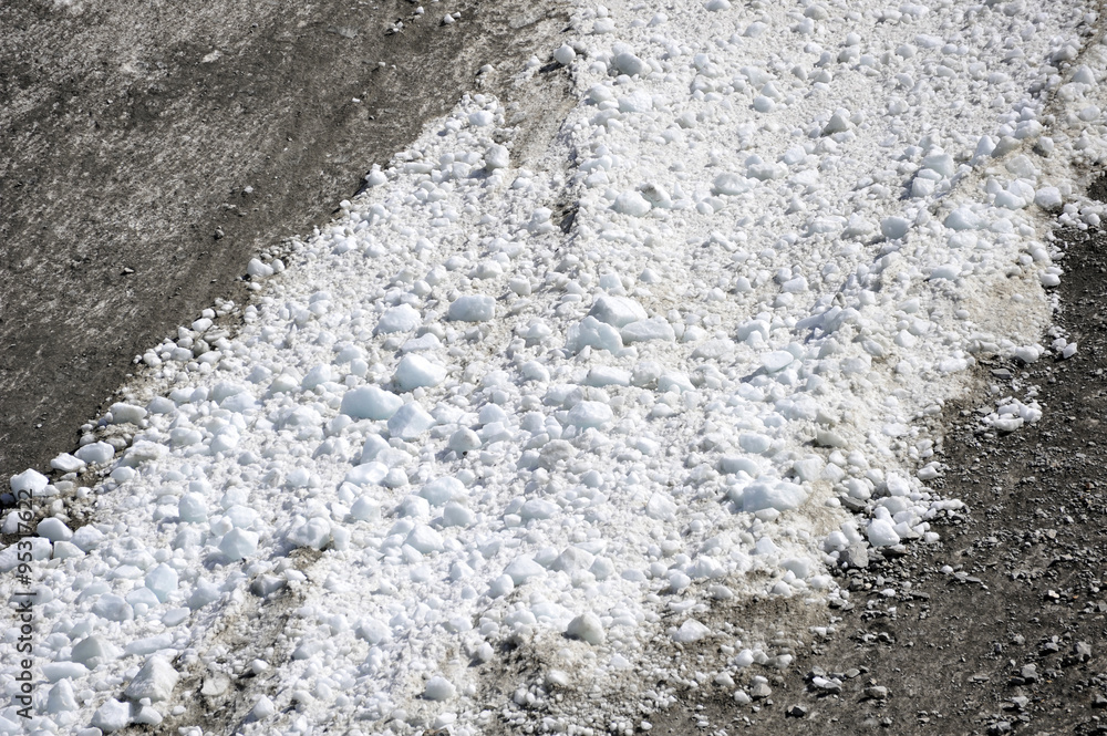 Fototapeta premium ÉBOULIS SUR LE GLACIER DES BOSSONS