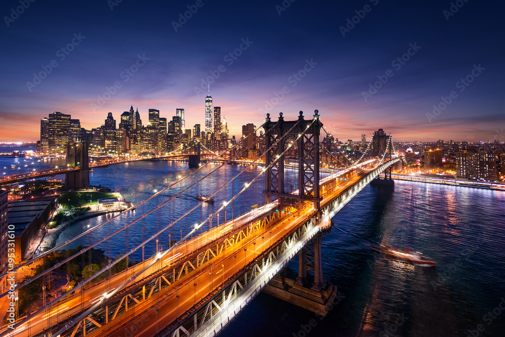 Naklejka premium Nowy Jork - piękny zachód słońca nad Manhattanem z manhattan i most brooklyński