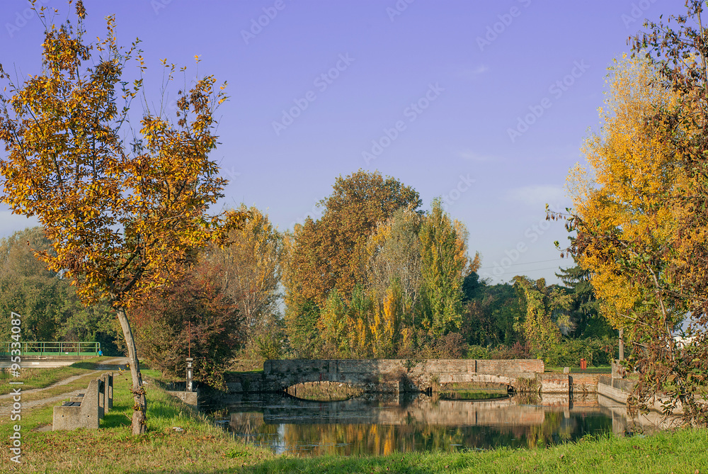 ponticello sul canale d'acqua in autunno