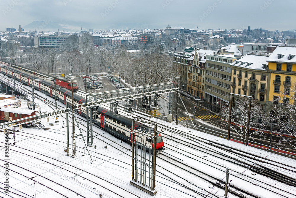 Fototapeta premium Zugeinfahrt in Bern, Schweiz