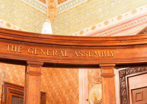 Obraz na płótnie The General Assembly sign on wooden beam inside Illinois State C