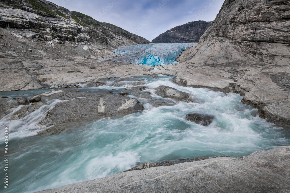 Blauer Gletscher mit Fluss Nigardsbreen in Norwegen
