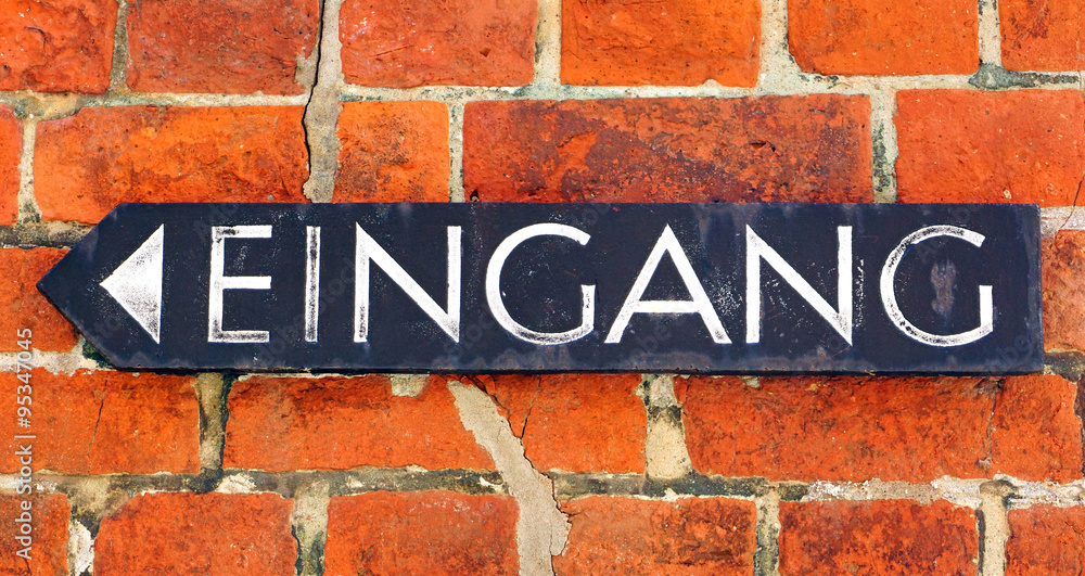 Obraz premium Eingang - altes Schild auf Hauswand mit Ziegelsteinen