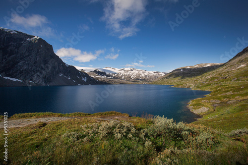 Tiefblauer See Djupvatnet in Norwegen 