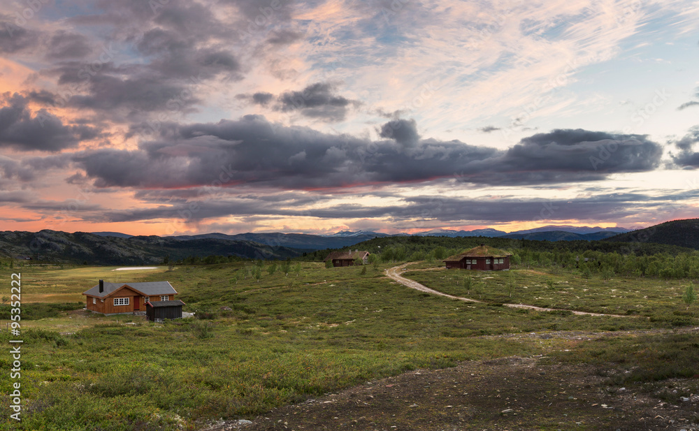Obraz premium Hütten in Landschaft von Norwegen im Sonnenuntergang 
