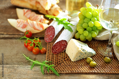 Obraz Martwa natura z różnymi rodzajami włoskiego jedzenia i wina