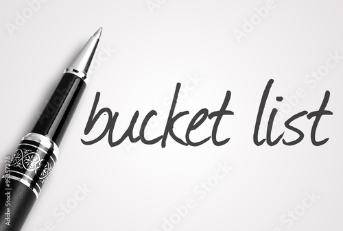 pen writes bucket list on white blank paper