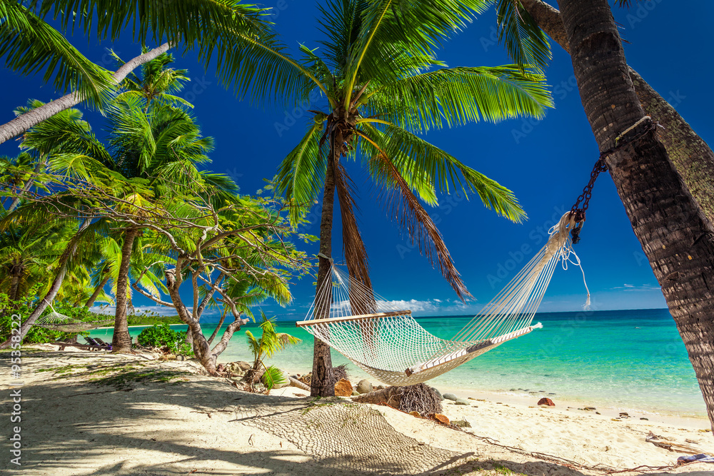 Obraz premium Pusty hamak w cieniu palm na tropikalnym Fidżi