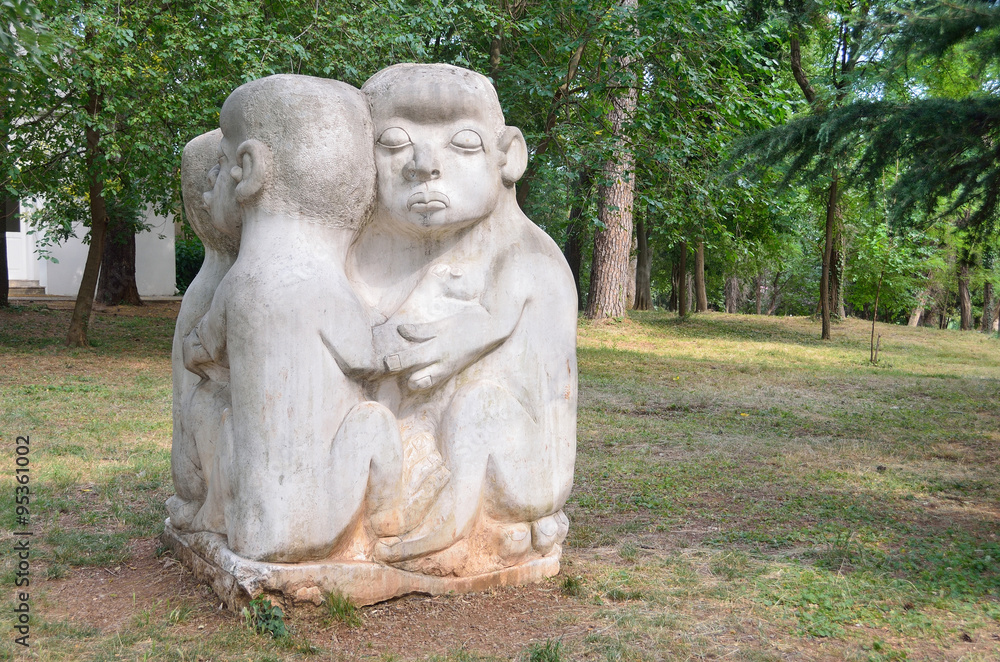 Черногория, скульптура в одном из многочисленных парков в Подгорице