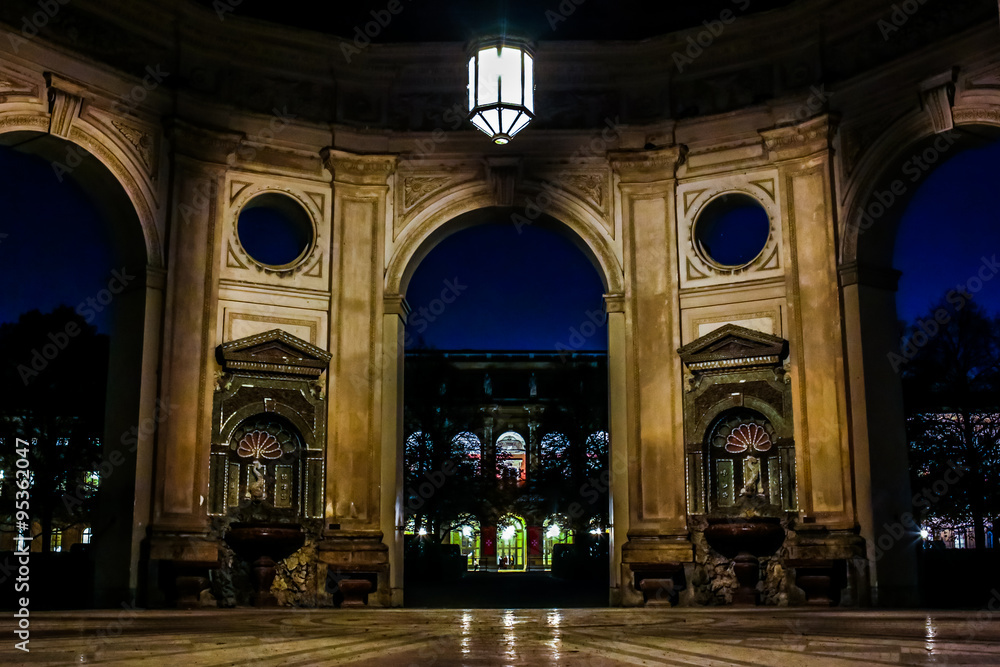 Obraz premium Dianatempel im Hofgarten (München) bei Nacht
