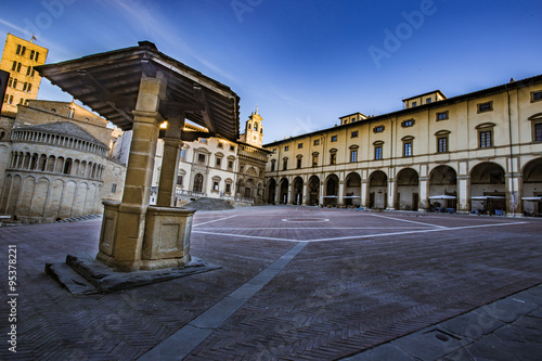 vista scorcio visuale panorama arezzo piazza grande e pieve