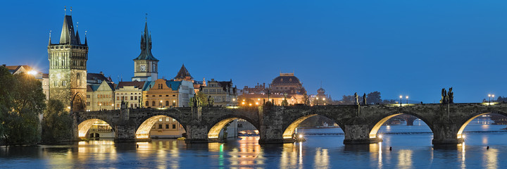 Acrylglasbilder Karlsbrücke Abendpanorama der Karlsbrücke in Prag  © Mikhail Markovskiy