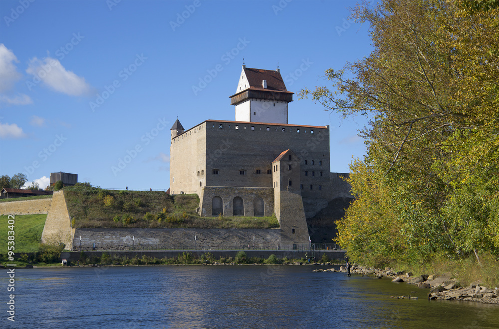 Замок Германа над осенней Наровой
