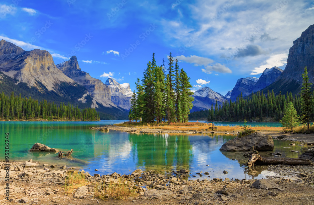 Fototapeta premium Spirit Isalnd in Maligne Lake