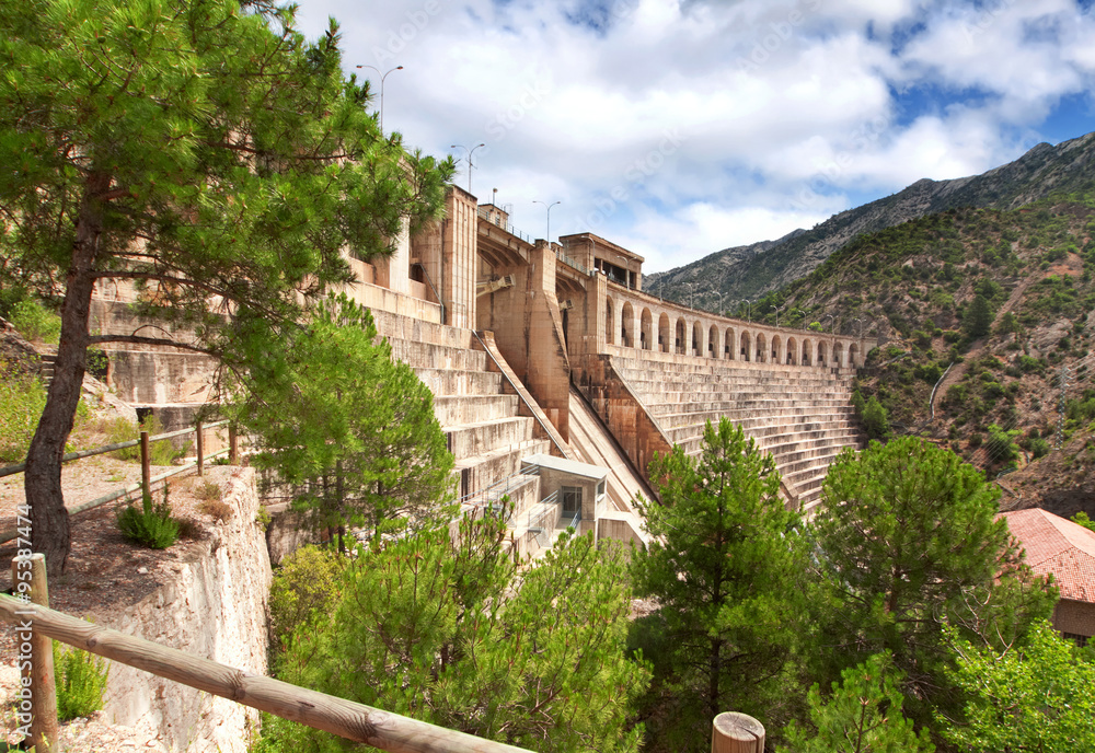 Obraz premium Olana dam on river El Segre, Catalonia, Spine
