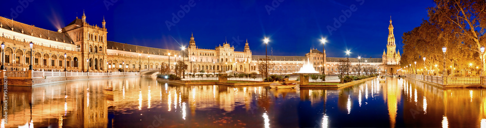 Fototapeta premium Wieczorny widok na Plaza de Espana. Sewilla, Hiszpania