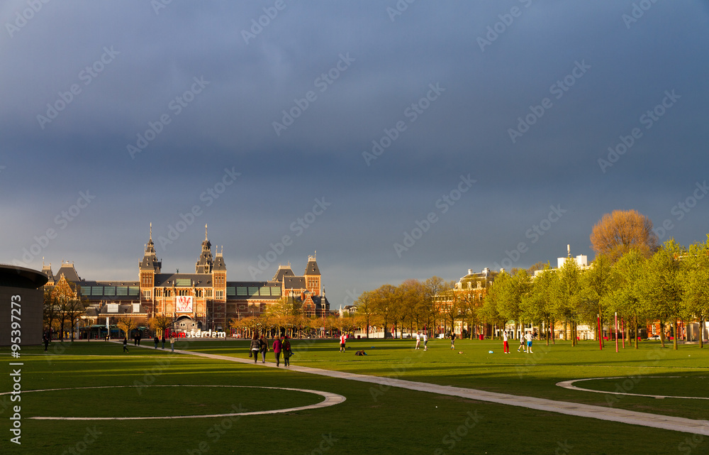 Naklejka premium Amsterdam museum square sun and clouds