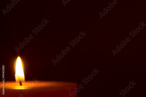 candela su sfondo nero