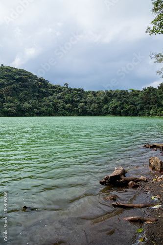 Vulkansee in Costa Rica im Dschungel