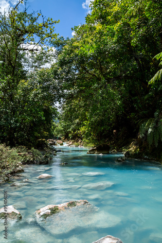 der türkise Fluss Rio Celeste in Costa Rica im Dschungel