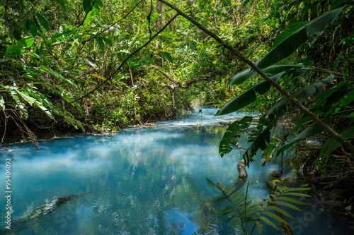 Fototapeta Naklejka Na Ścianę i Meble -  der türkise Fluss Rio Celeste in Costa Rica im Dschungel