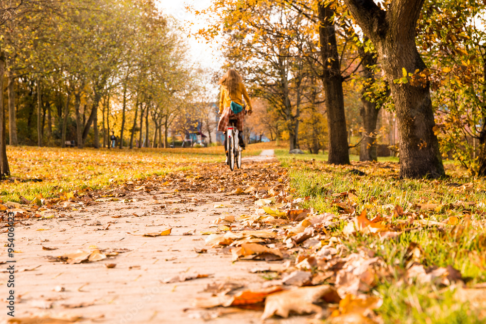 Fototapeta premium Junge Frau fährt Fahrrad im Park