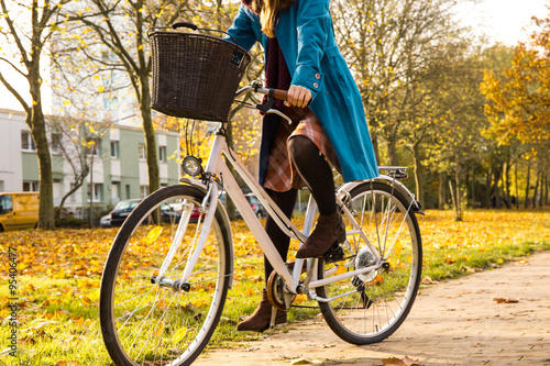 Junge Frau fährt Fahrrad im Park