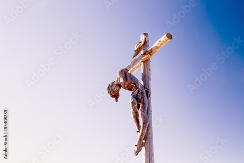 Foto the crucifixion of Jesus Christ on top of the dolomites alps