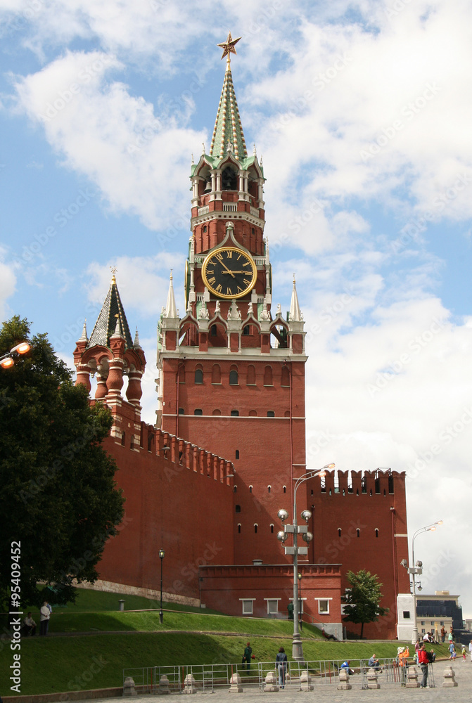 MOSCOW, RUSSIA - JULY 31, 2008: Spasskaya Tower of The Moscow Kremlin MOSCOW, RUSSIA - JULY 31, 2008: Spasskaya Tower of The Moscow Kremlin