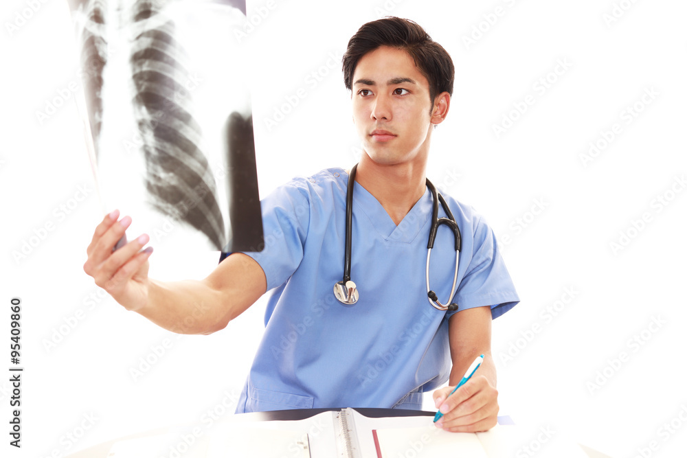 レントゲン写真を持つ真剣な表情の医師
