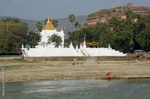 Birmanie, pagode sur les bords du fleuve Irrawaddy à Mingun photo