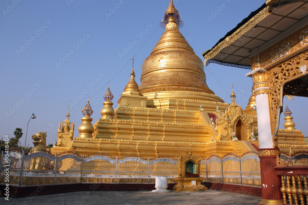 Fototapeta premium Birmanie, pagode Mahumani à Mandalay