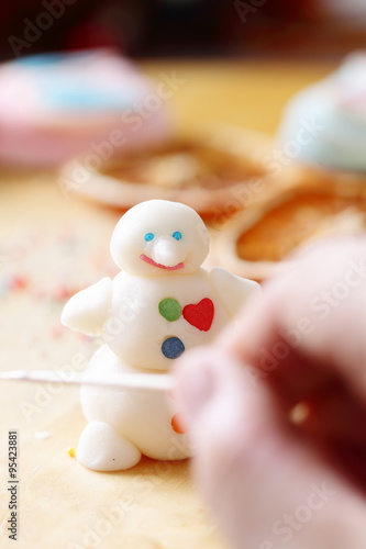 Making snowman from sugar mastic