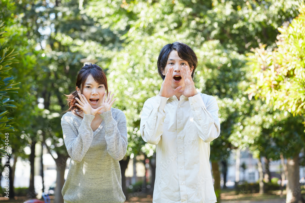 応援する男女 応援する男女