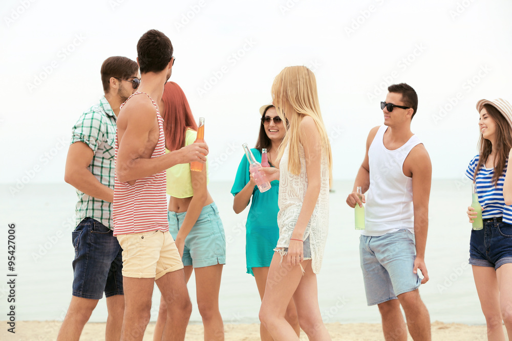 Obraz premium Beautiful young people having fun on beach